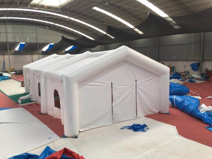 Взрослый большой белый раздувной шатер укрытия, прочное раздувное располагаясь лагерем укрытие